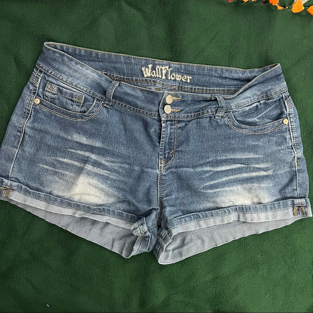 Wallflower denim shorts size 17